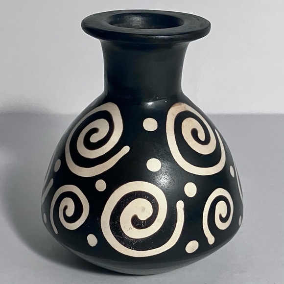 Small CHULUCANAS VASE / 3.5 Inches / PERUVIAN POTTERY / South American FOLK ART - Picture 2 of 7